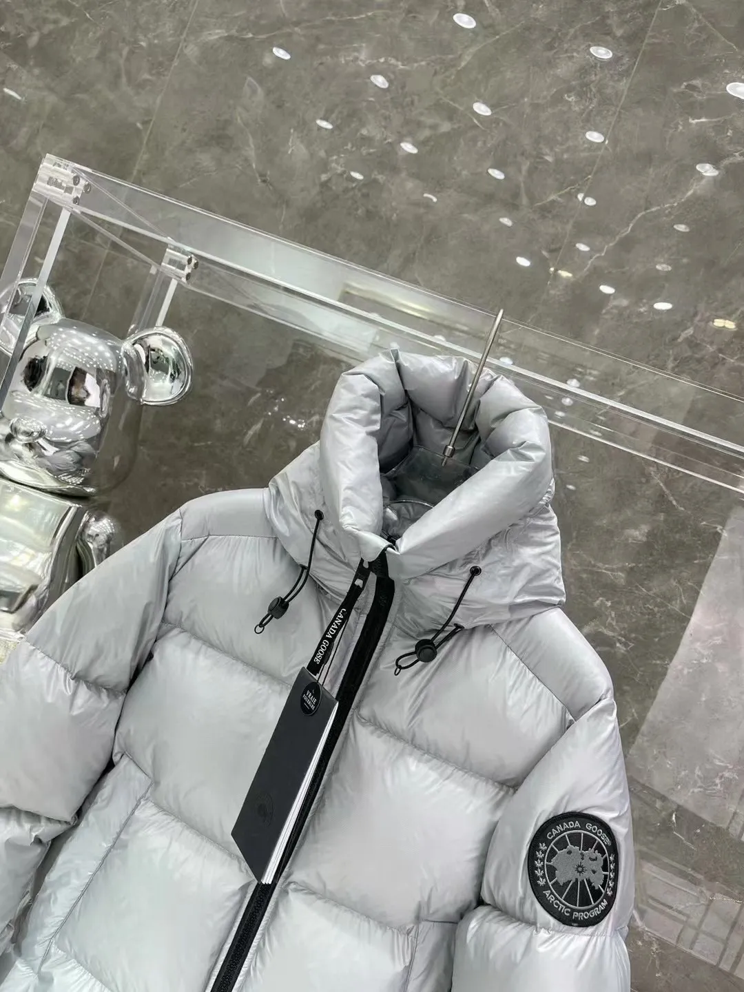 P860 Canada Goose/Canada Goose 2022 limited new Crofton puff down jacket top version (exclusive to the entire network)‼ ️ ‼ ️Top version, ceiling level‼ ️ Crofton soft bread, the latest style in 2022, with cold protection effect up to level 4, made of recycled Feather-Light tear-resistant fabric, ultra-light, and no weight on the upper body at all! The unique black label highlights your temperament‼ ️ Canada Goose, a Canadian brand, has always been recognized as the warmest down jacket. Various Instagram celebrities, Internet celebrities, and celebrities often wear it for street photos. I do Canada Goose every year, but I still can’t get rid of my love for the geese. No matter how cold the weather is, there is no need to be afraid, because there are geese! Filled with 90% white duck down, Canada Goose is the legendary warmest down jacket and is known as a must-have for Arctic outdoor sports! The most popular down jacket in the world, celebrities are rushing to buy it, it is a must-have!   Same style for men and women Size: S~XXL Ready in stock